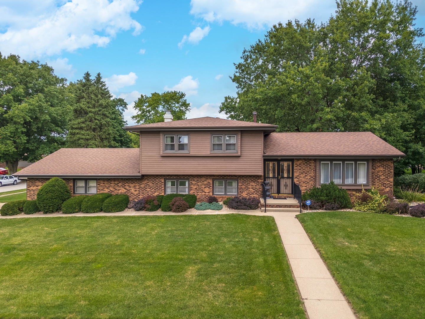 2502 Yorktown Drive, Bloomington, IL 61704