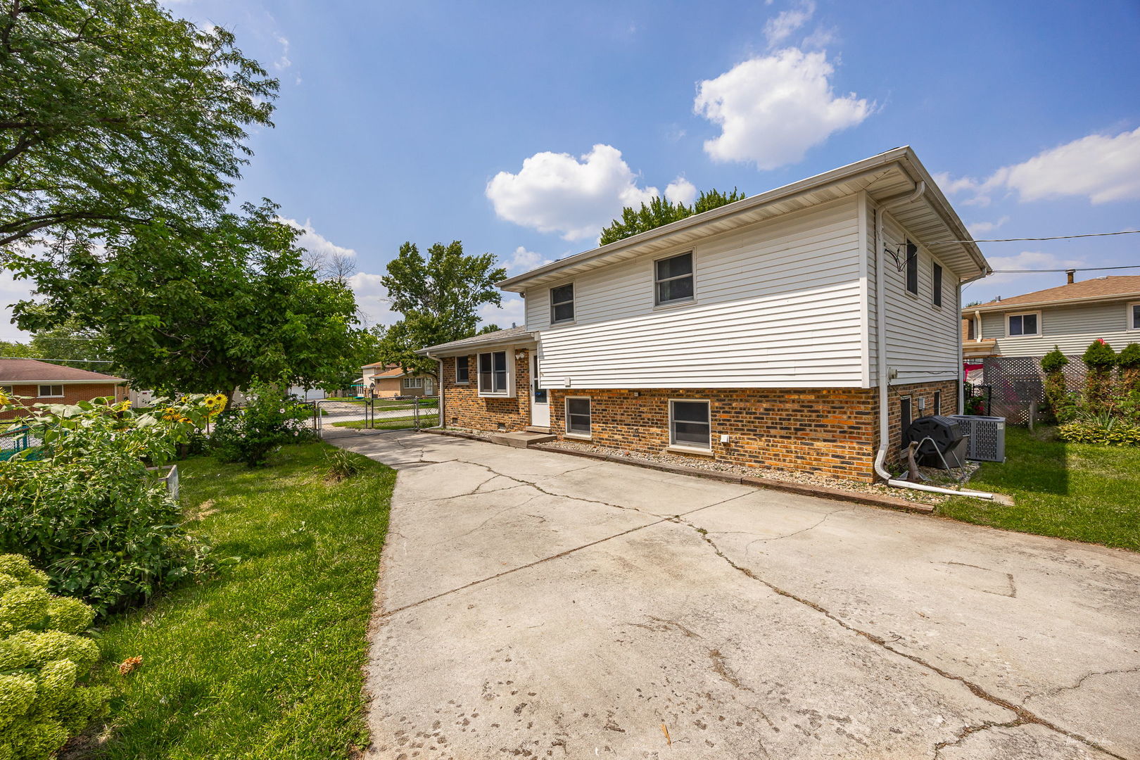 16419 Laura Lane, Oak Forest, IL 60452