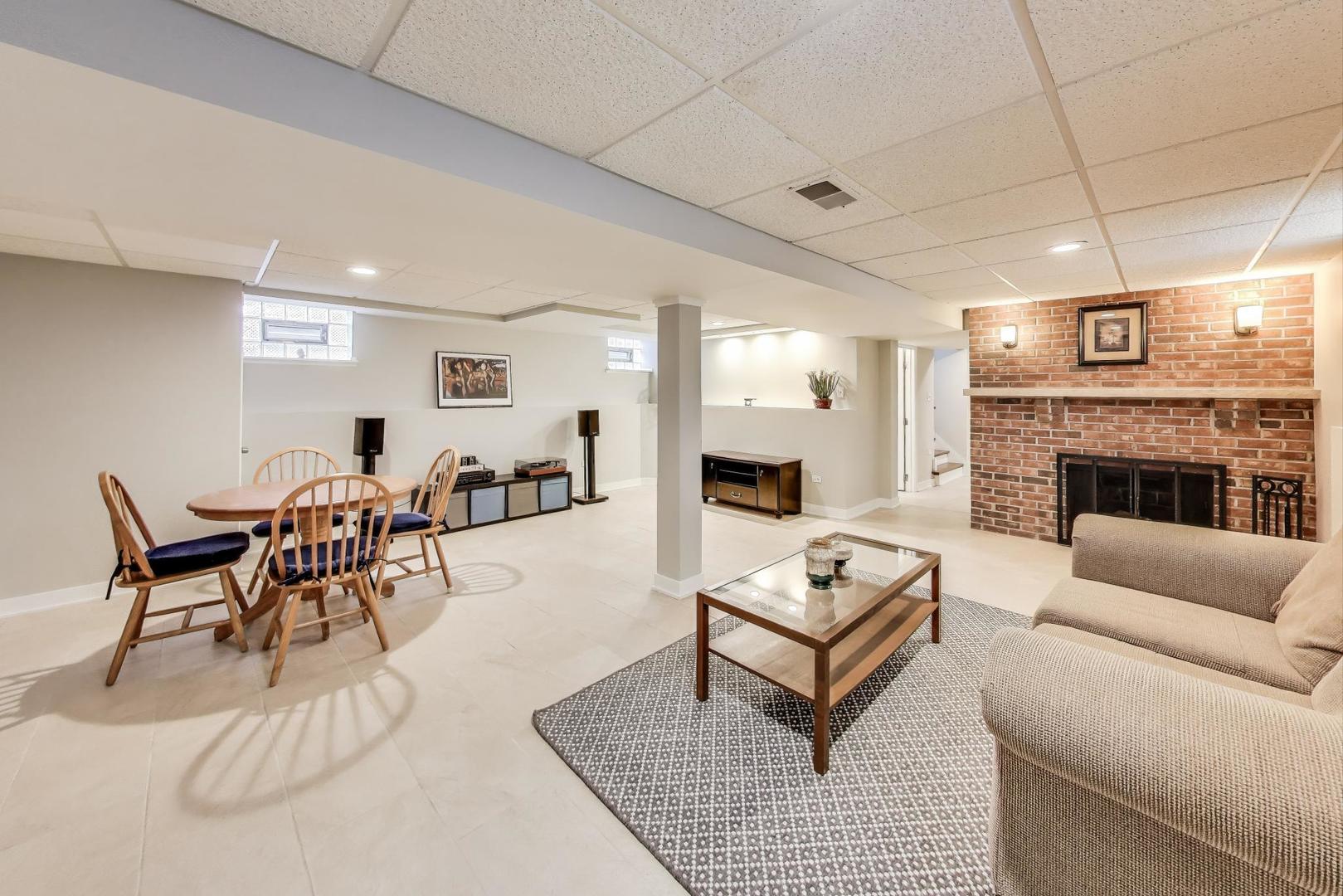 1000 E Lincoln Street, Mount Prospect, IL 60056