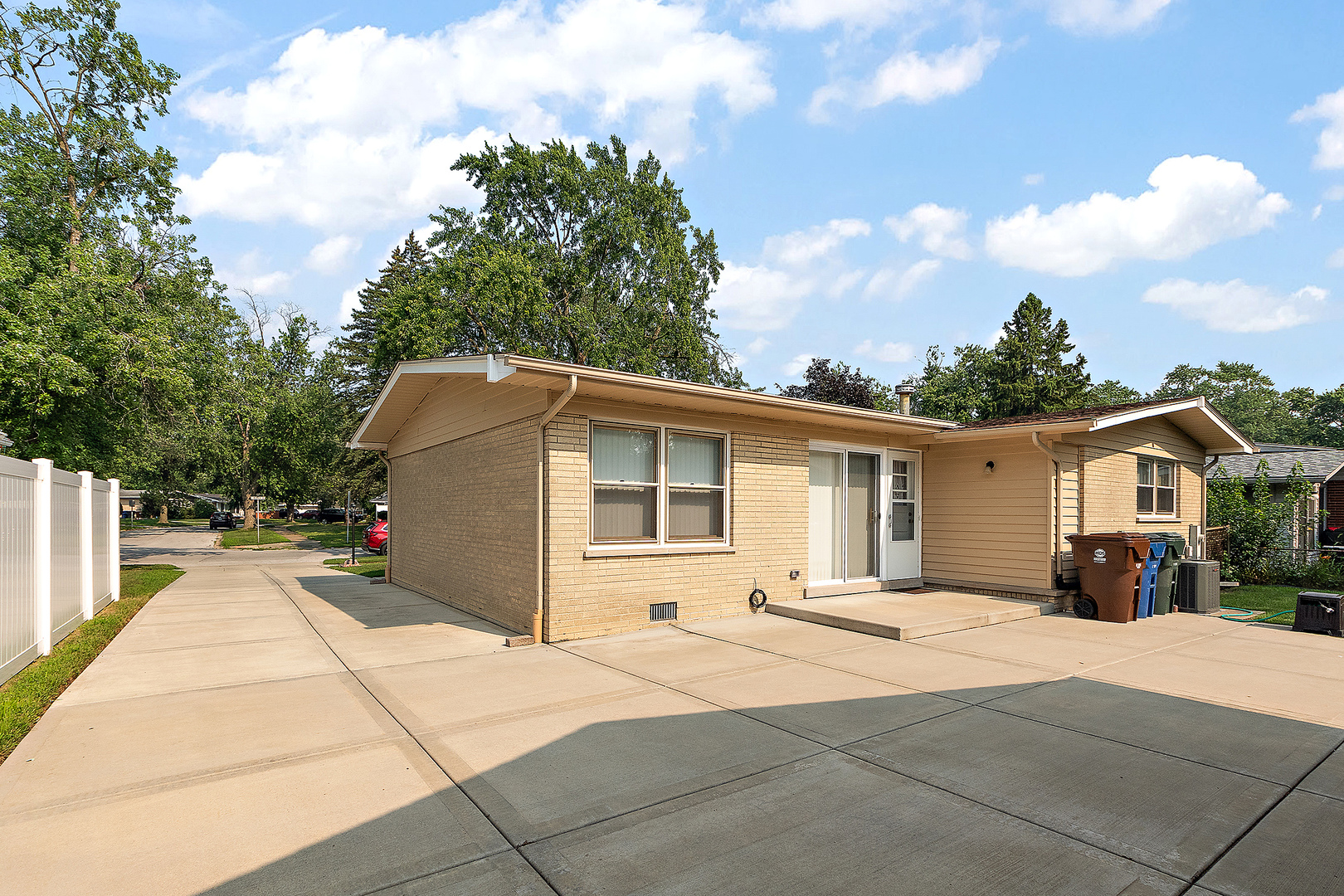 412 N Longwood Drive, Glenwood, IL 60425
