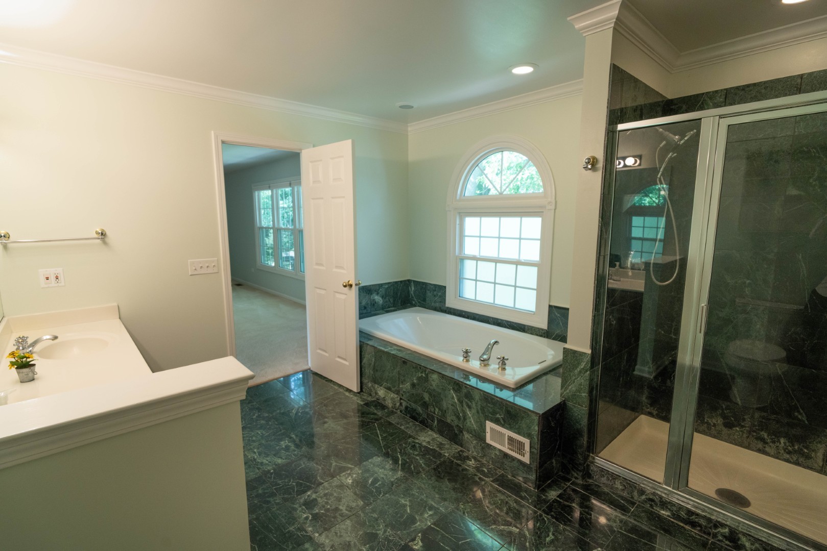 662 Waterbury Avenue, Gurnee, IL 60031