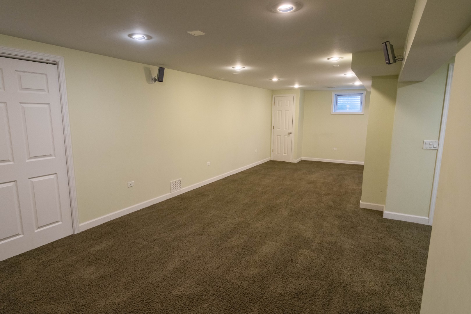 662 Waterbury Avenue, Gurnee, IL 60031