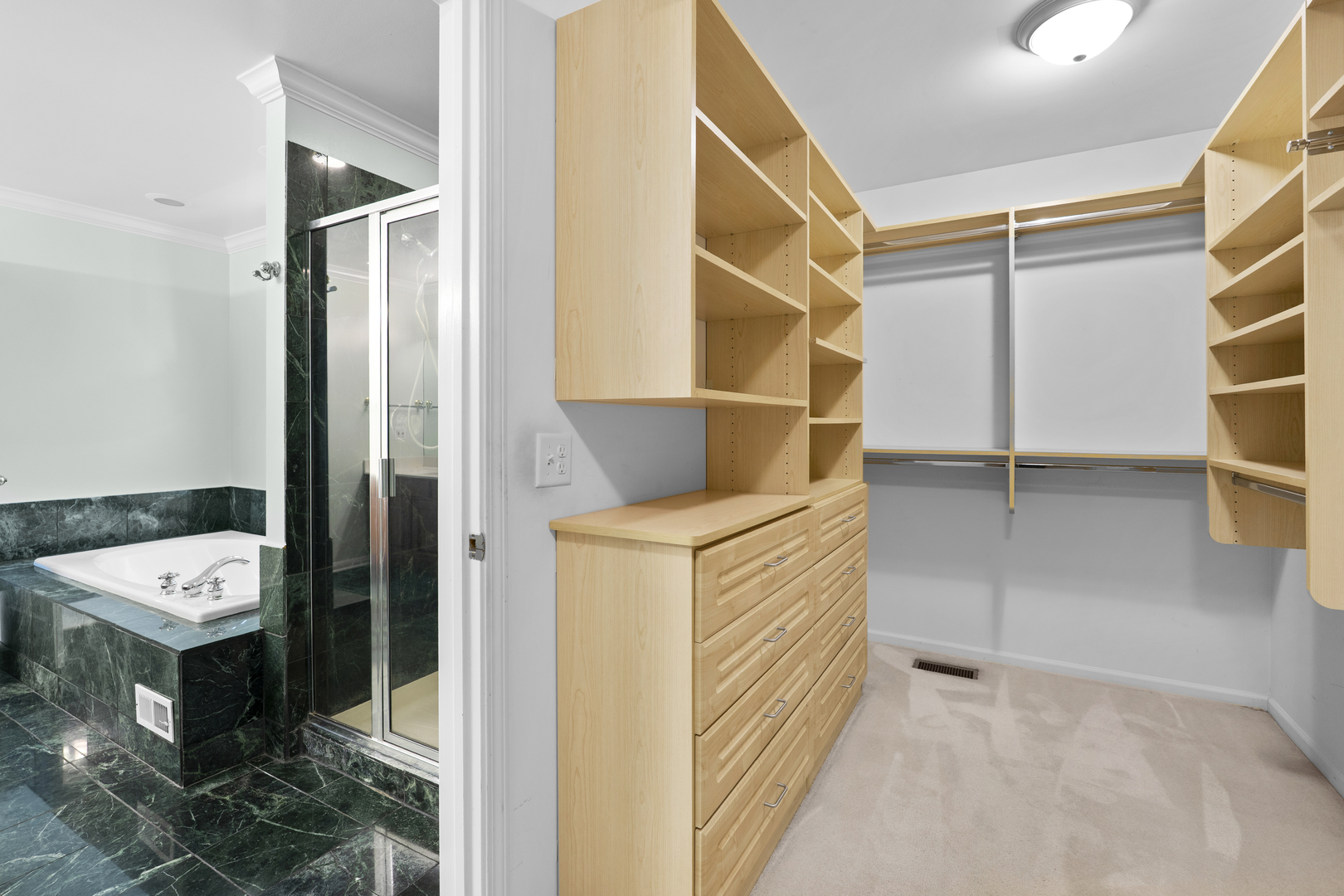 662 Waterbury Avenue, Gurnee, IL 60031