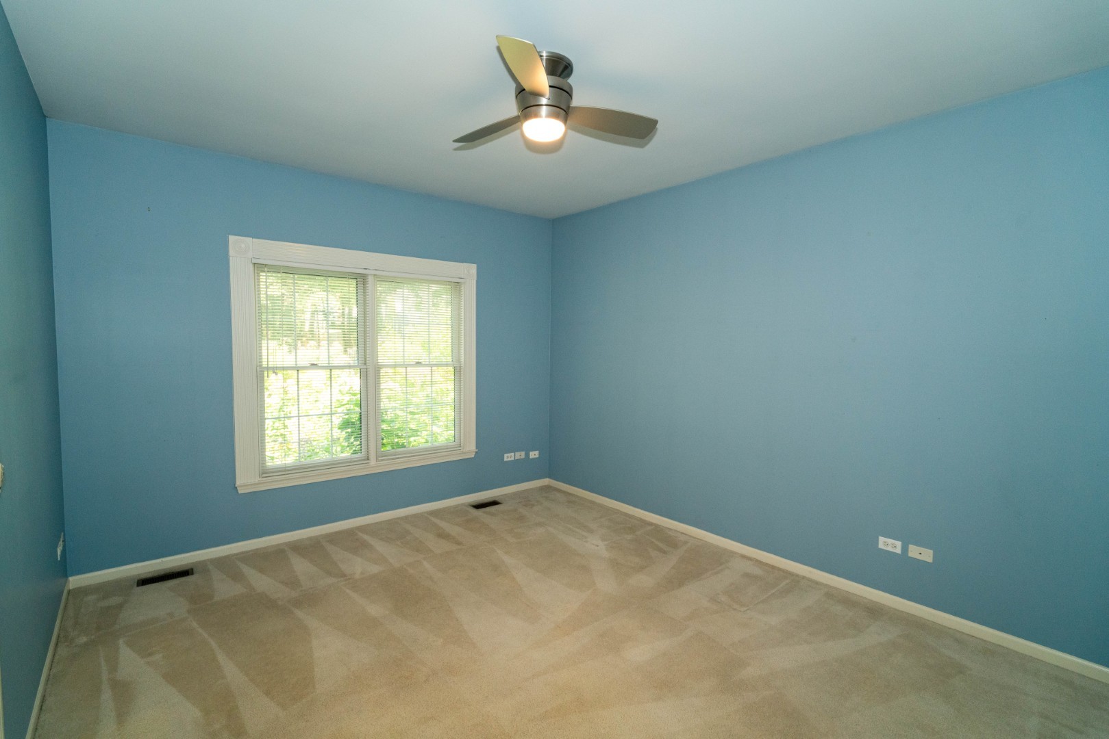 662 Waterbury Avenue, Gurnee, IL 60031