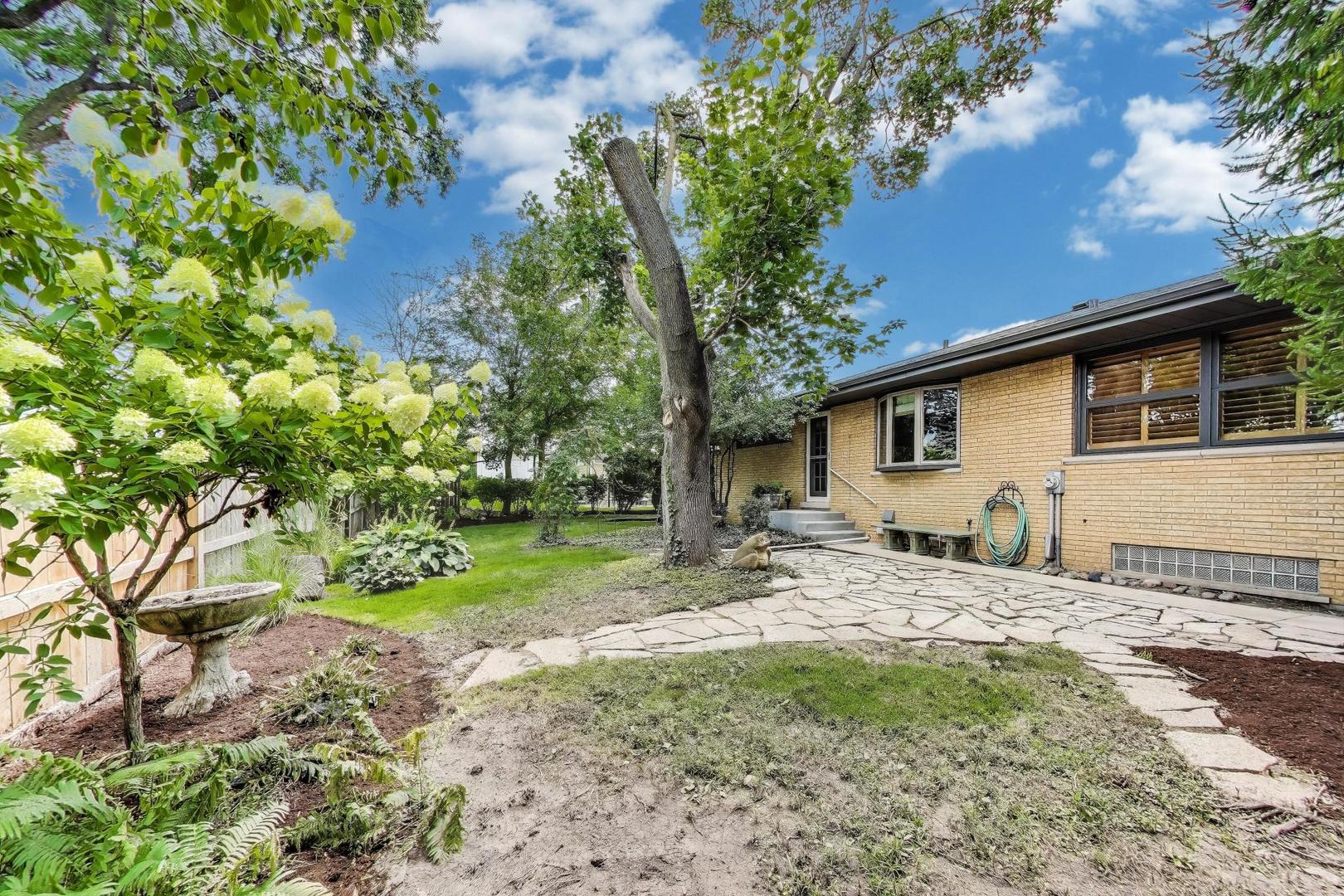 275 Stonegate Road, Clarendon Hills, IL 60514