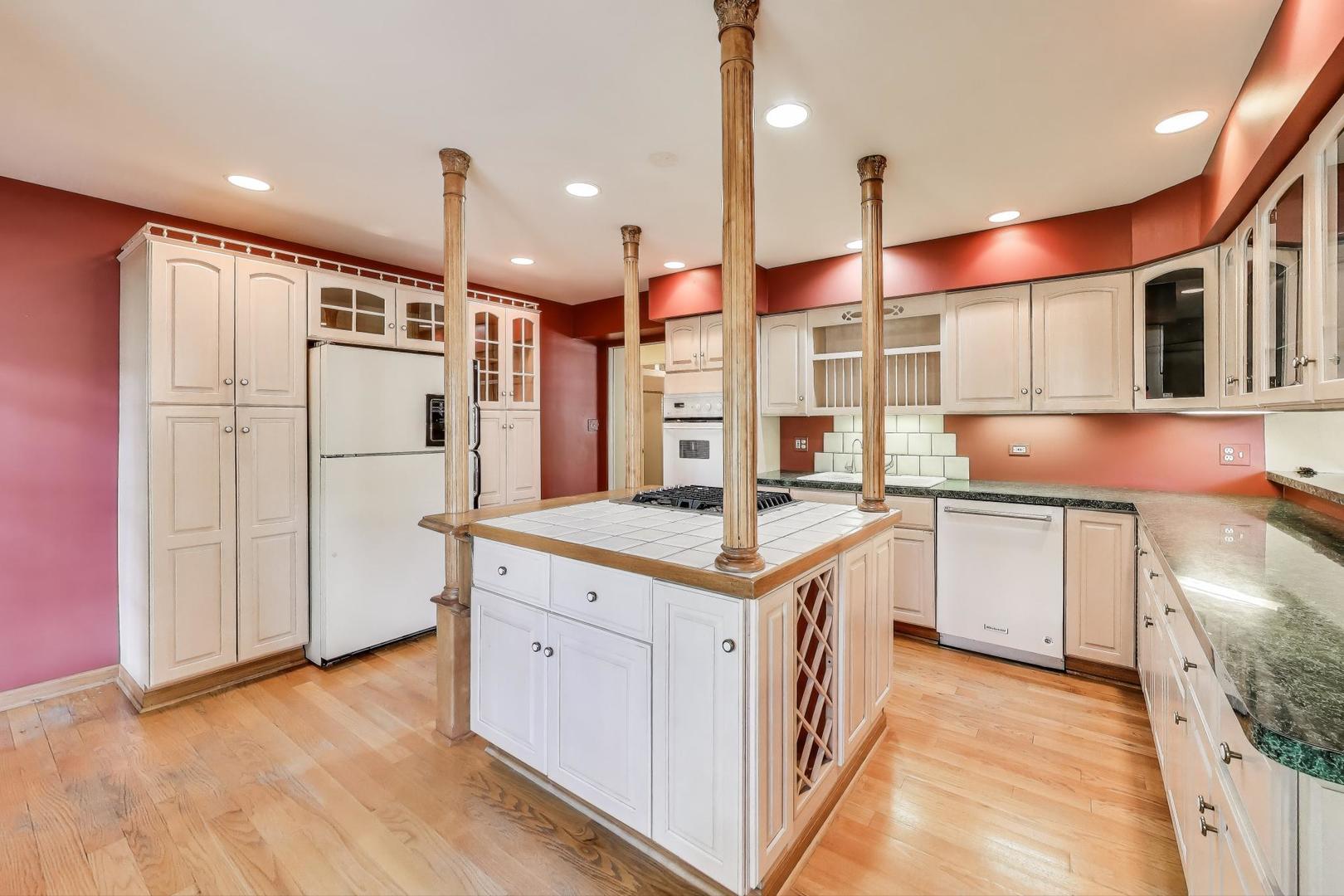 275 Stonegate Road, Clarendon Hills, IL 60514