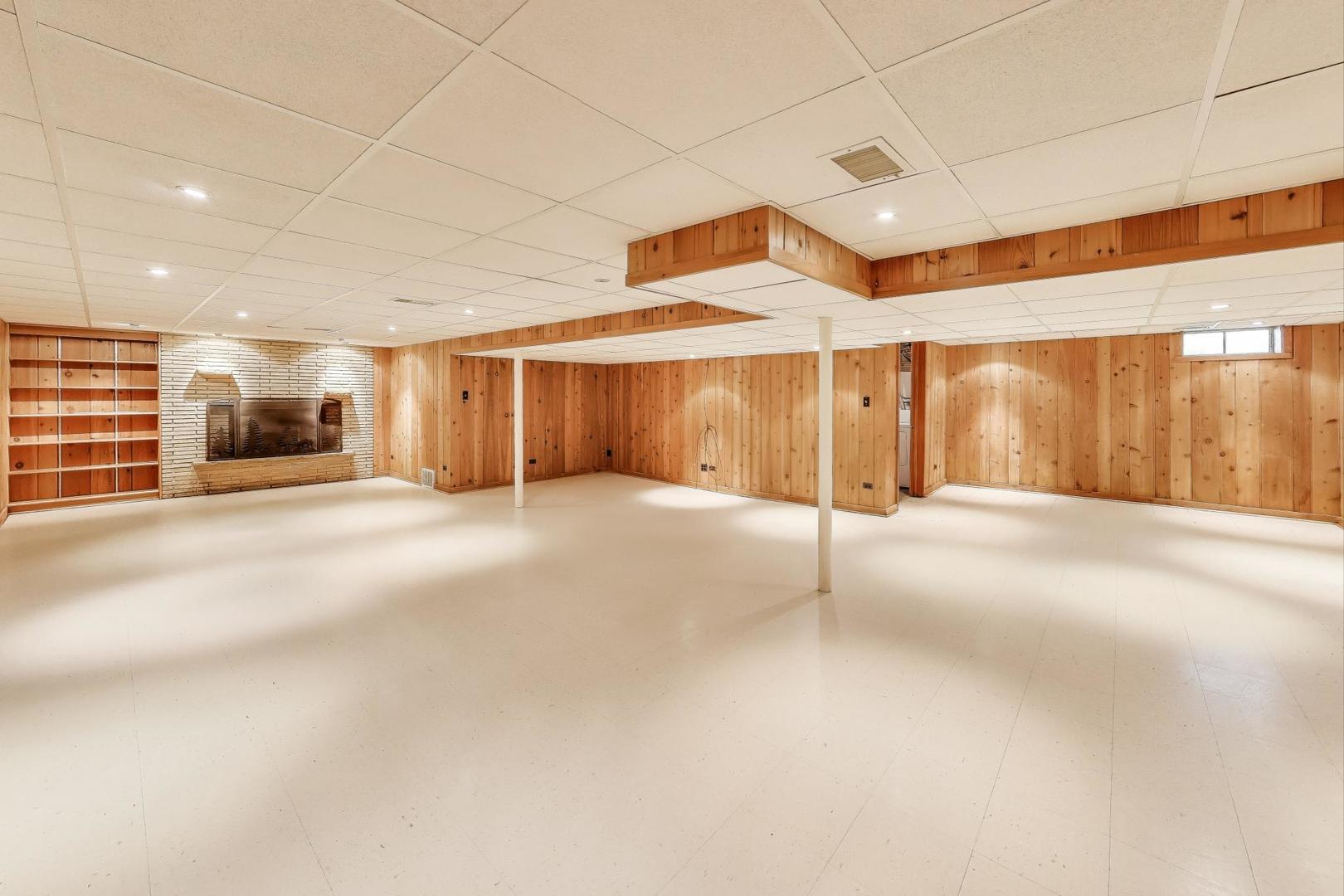 275 Stonegate Road, Clarendon Hills, IL 60514