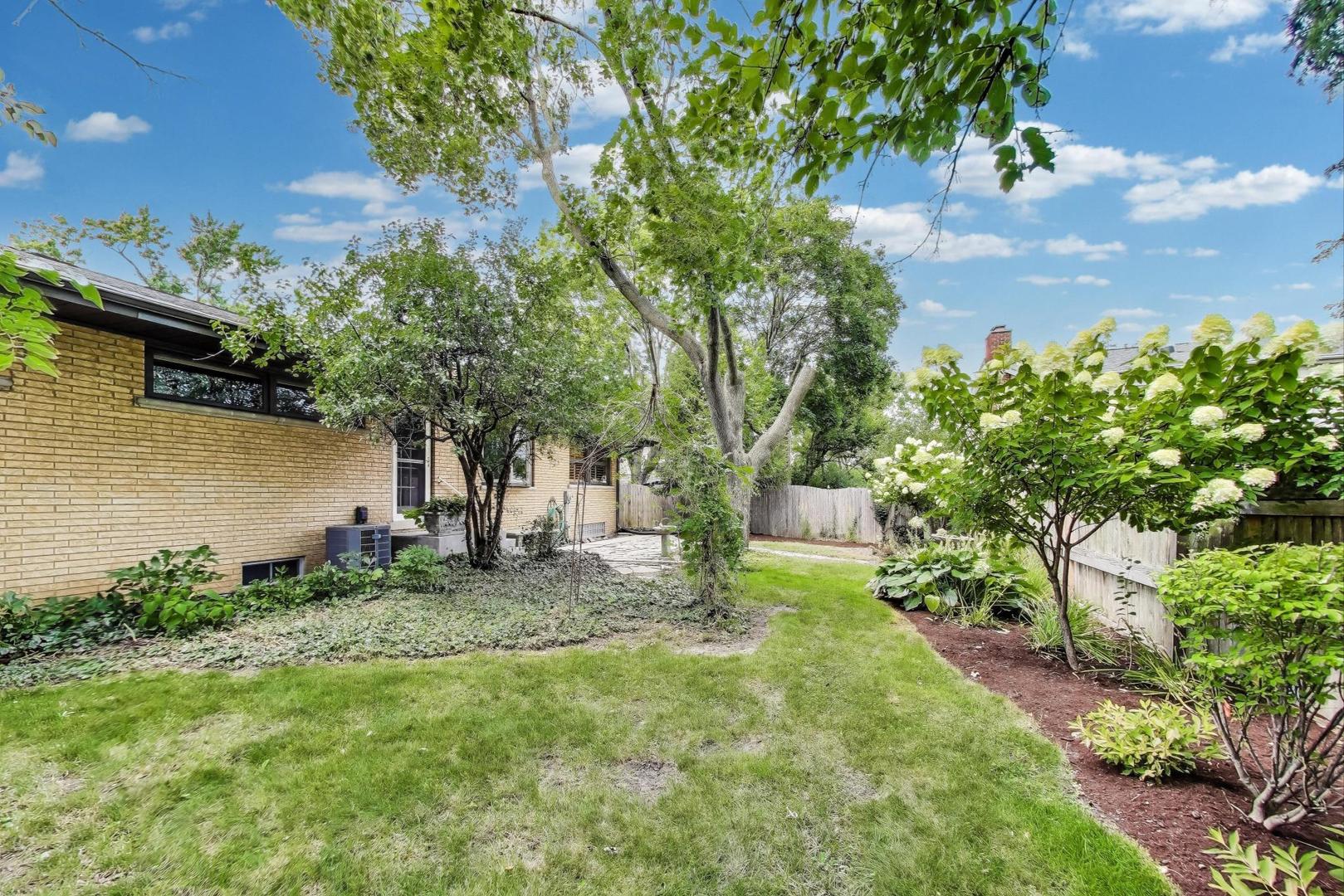 275 Stonegate Road, Clarendon Hills, IL 60514
