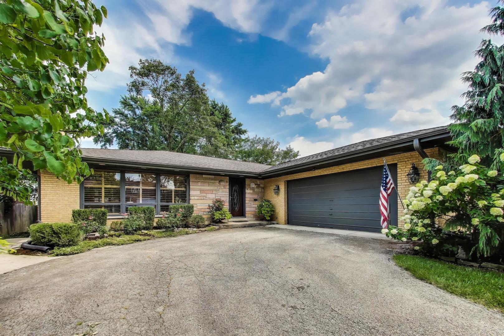 275 Stonegate Road, Clarendon Hills, IL 60514