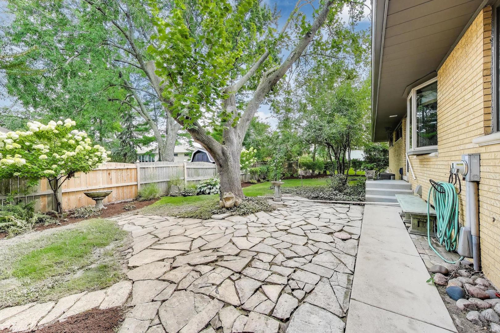 275 Stonegate Road, Clarendon Hills, IL 60514