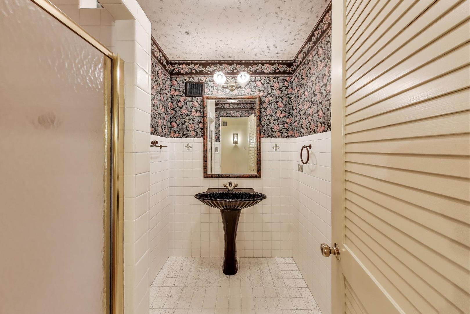 275 Stonegate Road, Clarendon Hills, IL 60514