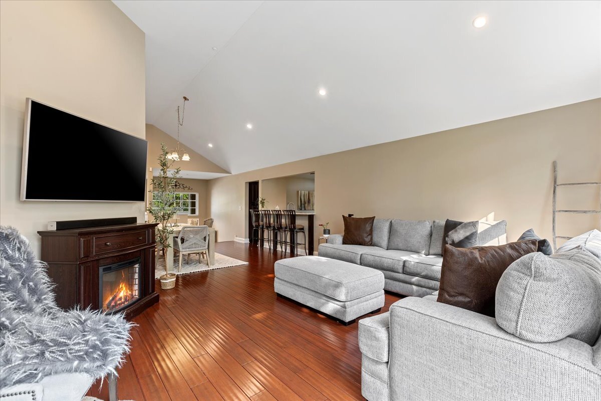 1636 Columbia Circle #2, Bartlett, IL 60103