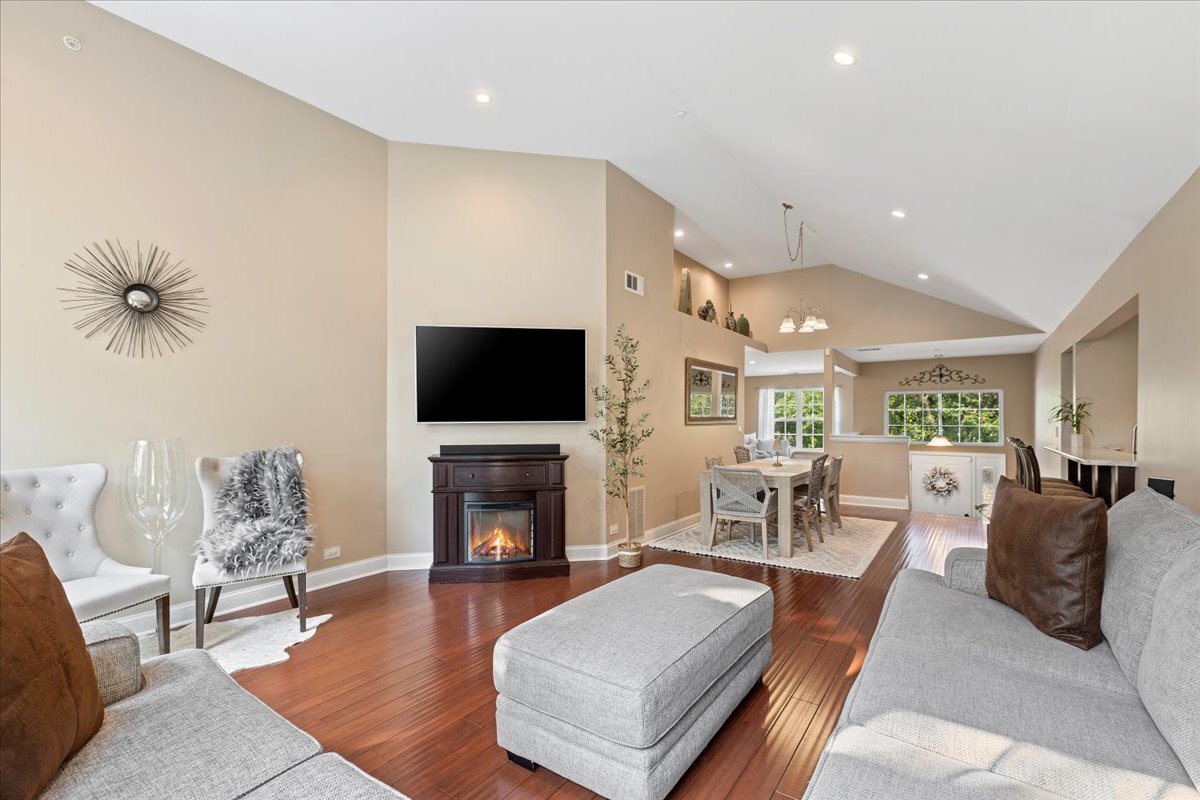 1636 Columbia Circle #2, Bartlett, IL 60103