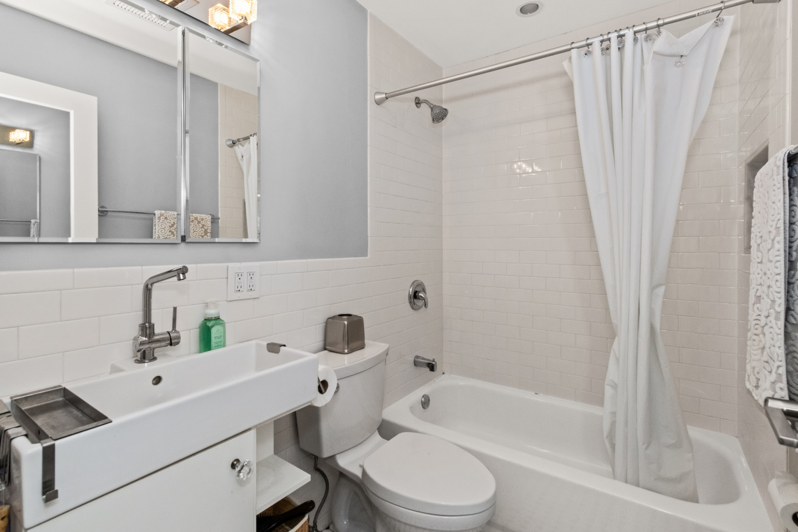 6660 S BRAINARD Avenue #401, Countryside, IL 60525