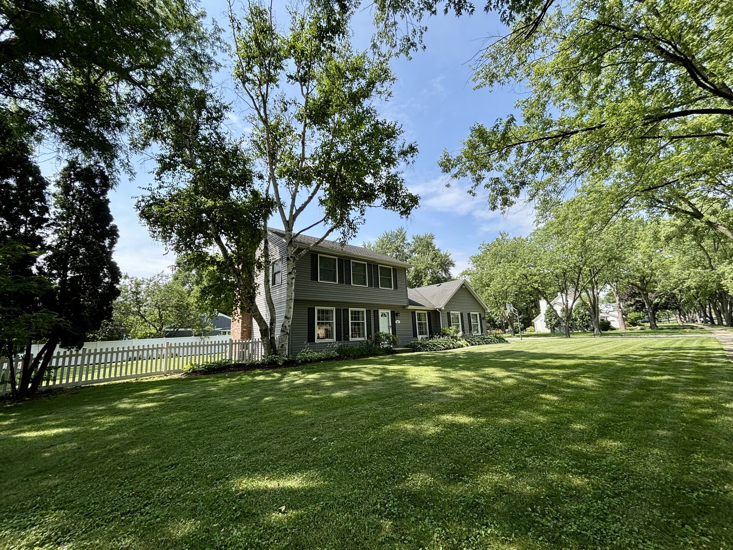 26W281 MENOMINI Drive, Wheaton, IL 60189