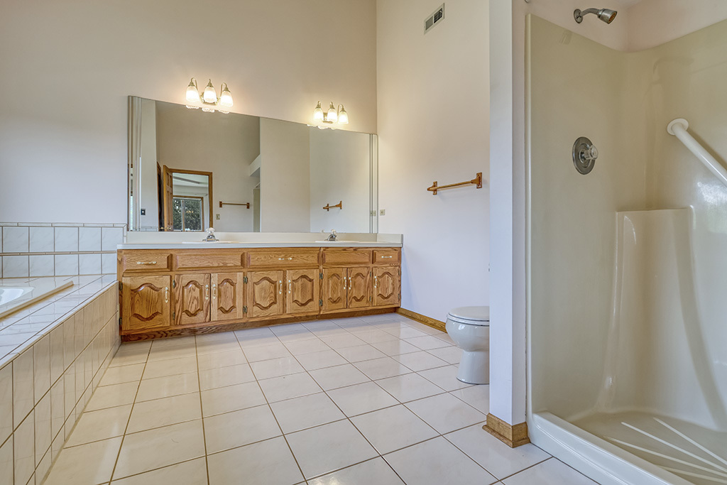 12 Woodland Drive, Lemont, IL 60439
