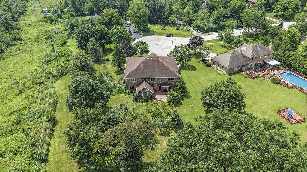 12 Woodland Drive, Lemont, IL 60439
