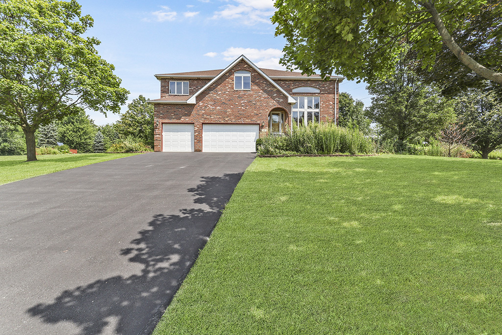 12 Woodland Drive, Lemont, IL 60439