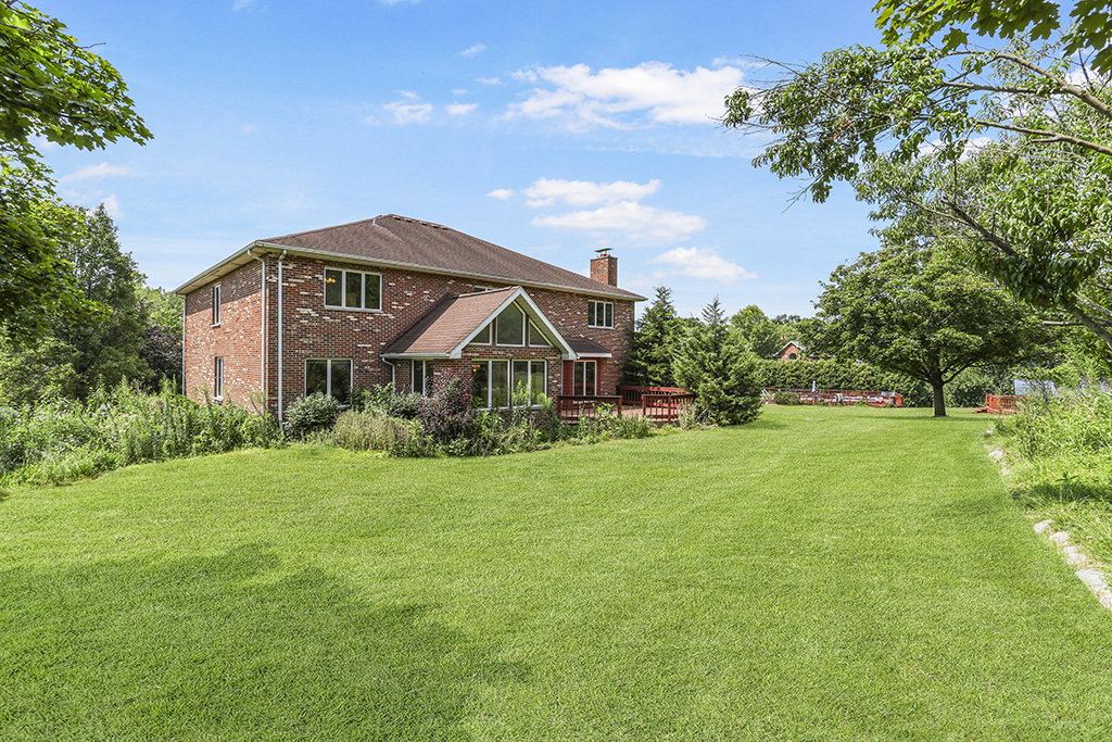 12 Woodland Drive, Lemont, IL 60439