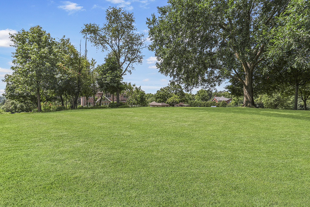 12 Woodland Drive, Lemont, IL 60439