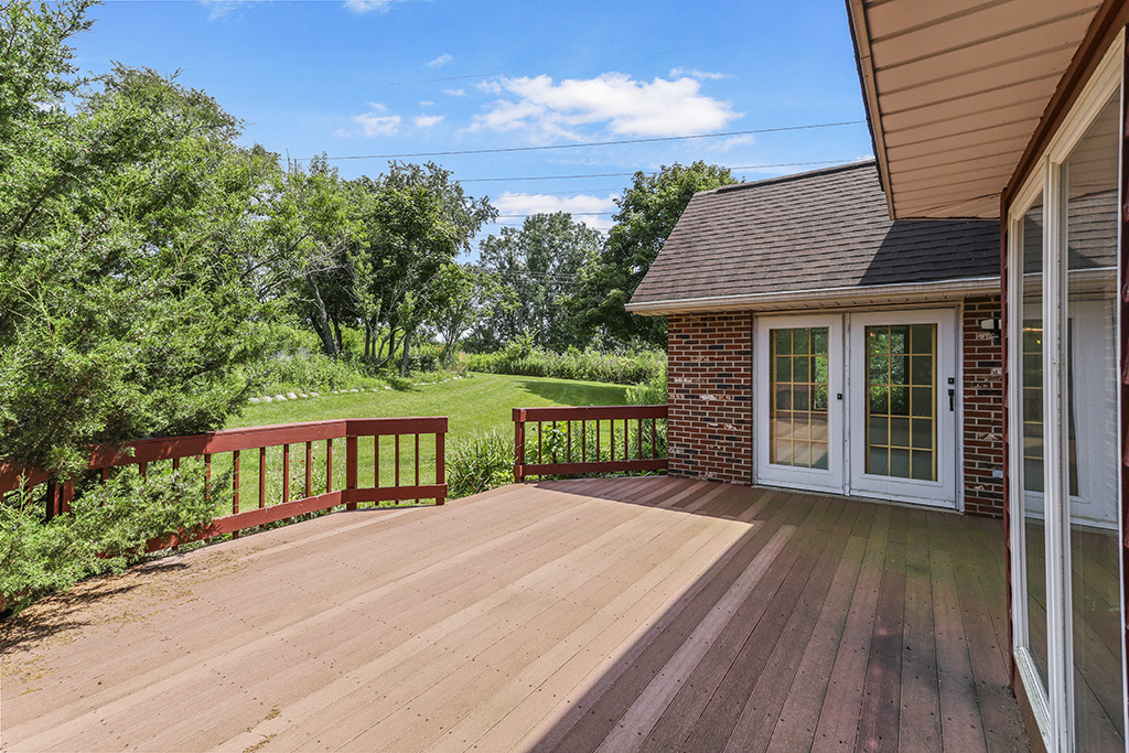 12 Woodland Drive, Lemont, IL 60439