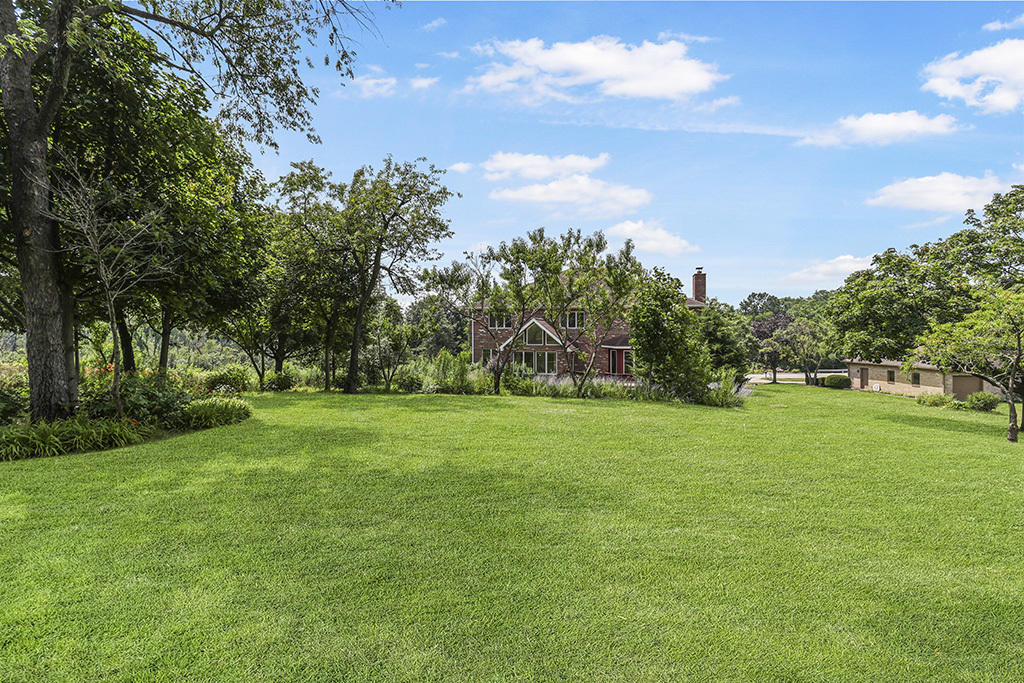 12 Woodland Drive, Lemont, IL 60439