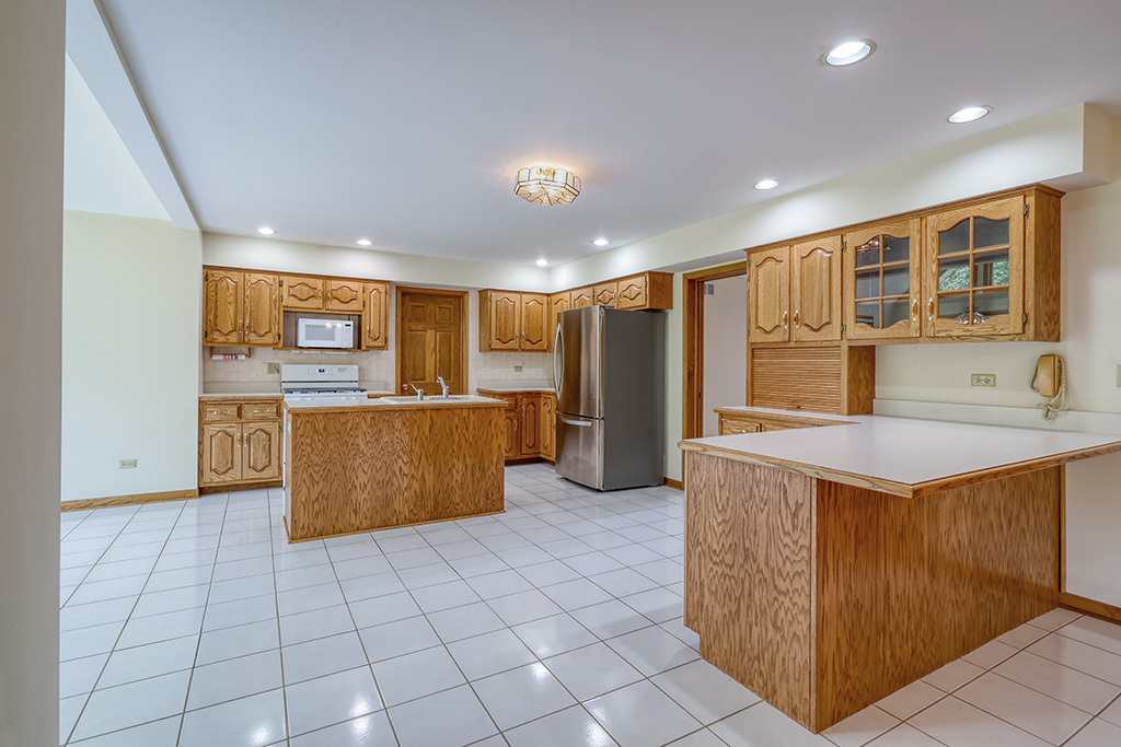 12 Woodland Drive, Lemont, IL 60439