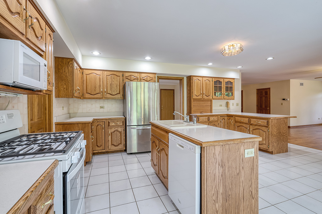 12 Woodland Drive, Lemont, IL 60439