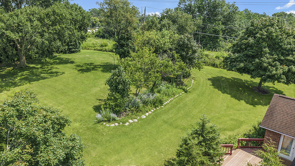 12 Woodland Drive, Lemont, IL 60439