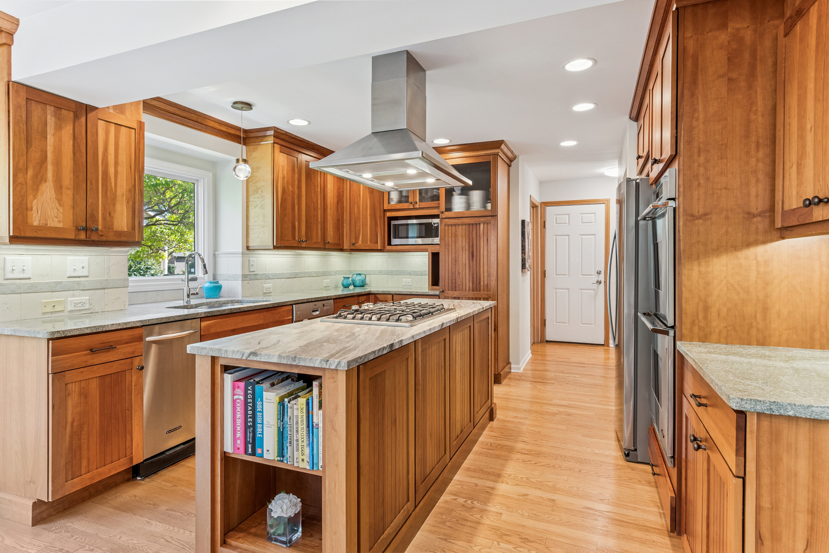 941 E Rosewood Avenue, Naperville, IL 60563