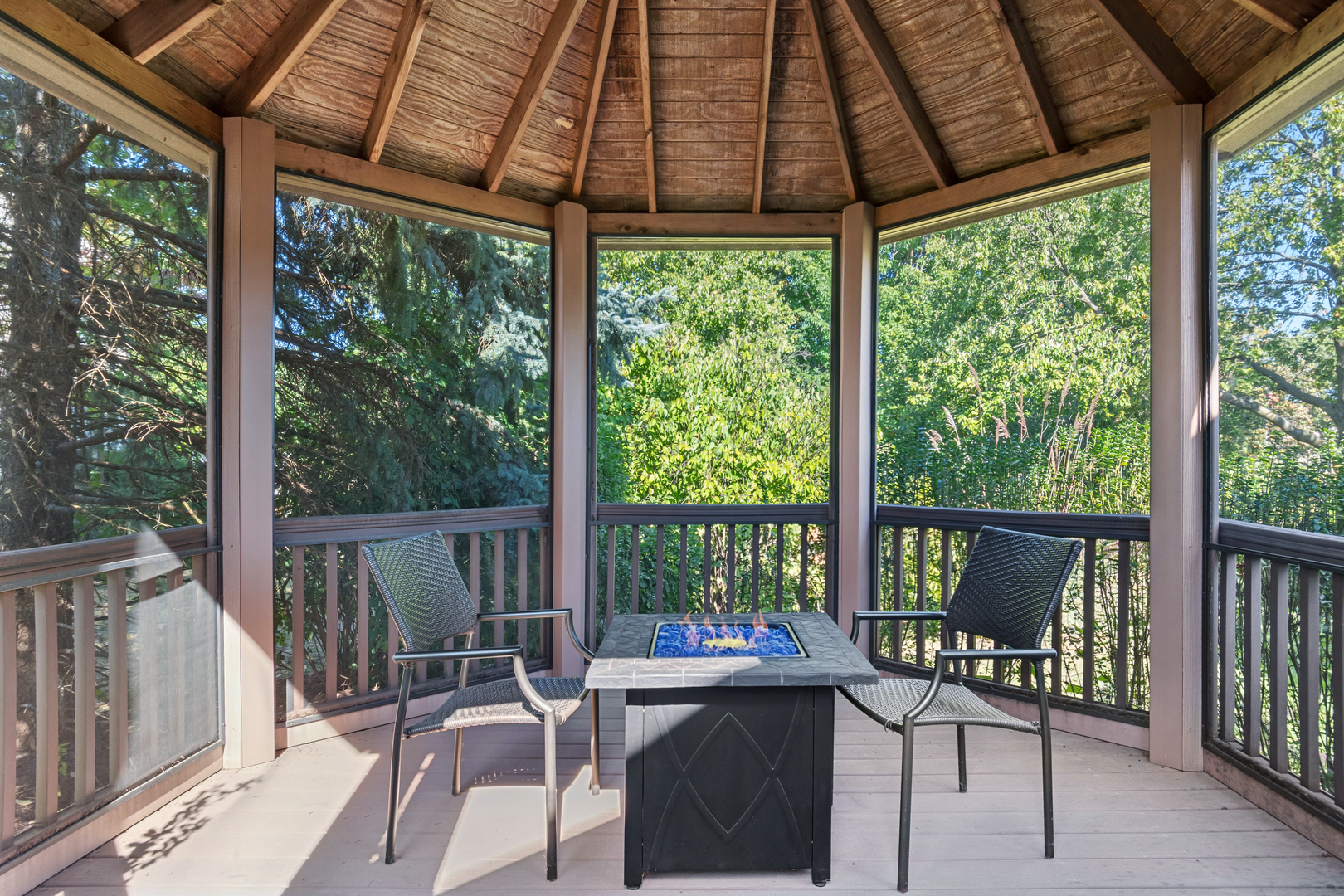 941 E Rosewood Avenue, Naperville, IL 60563