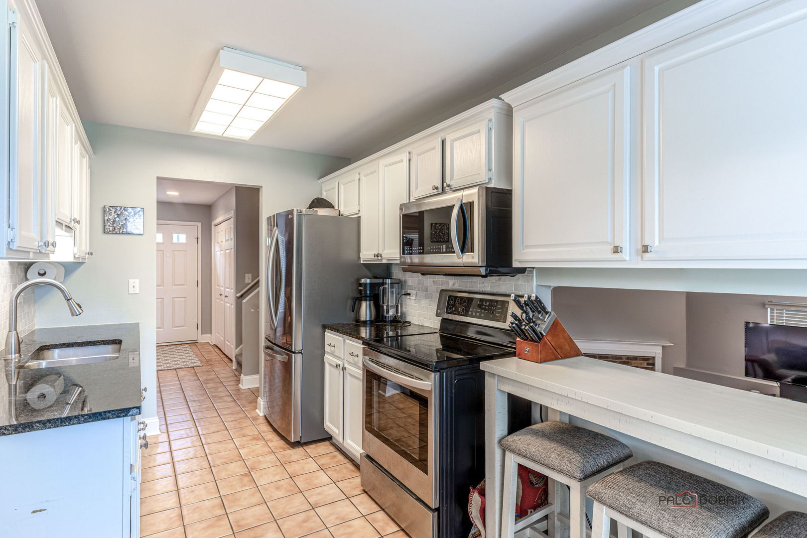 713 N Lakeside Drive, Vernon Hills, IL 60061