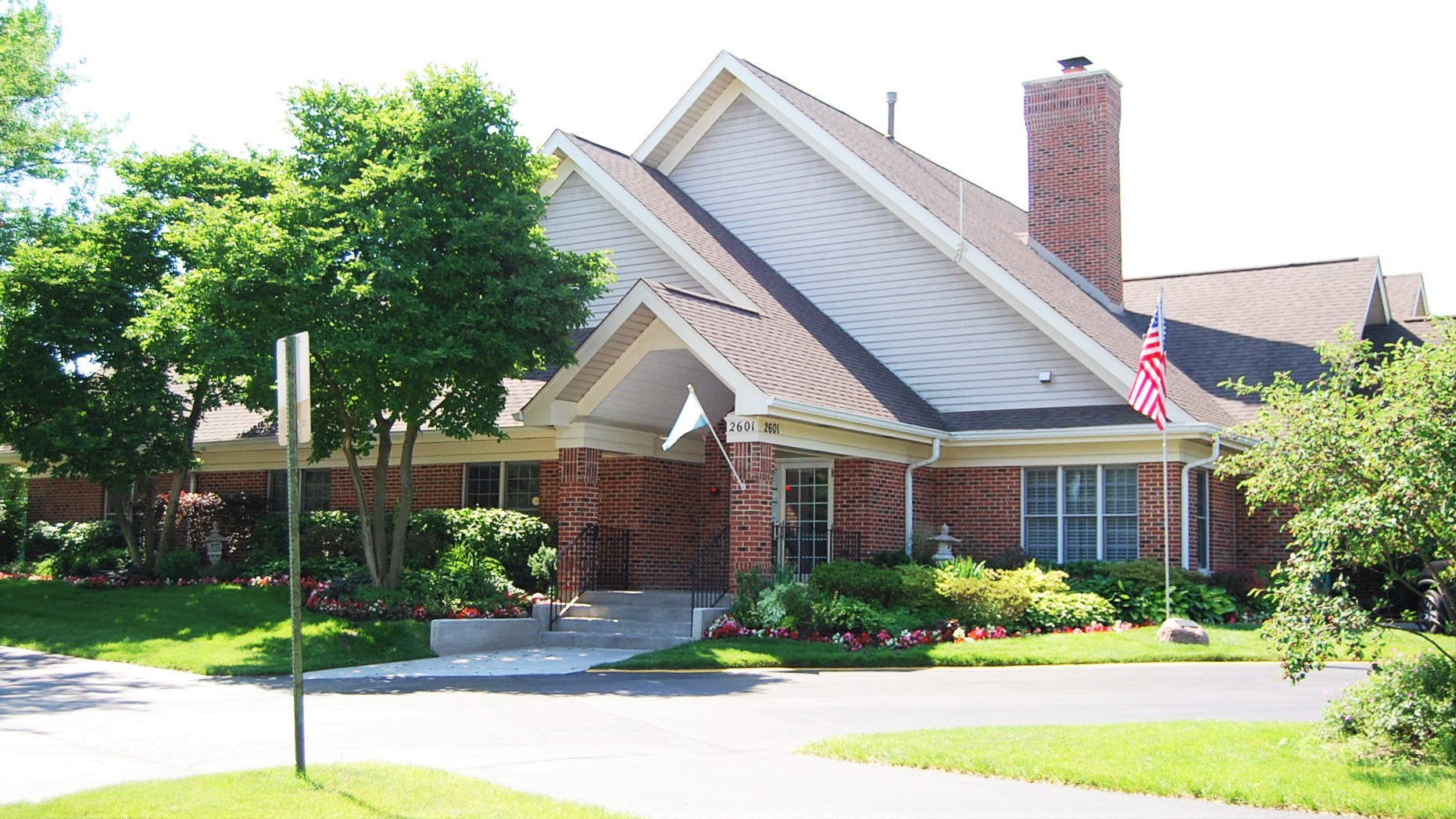 2110 N CHARTER POINT Drive, Arlington Heights, IL 60004