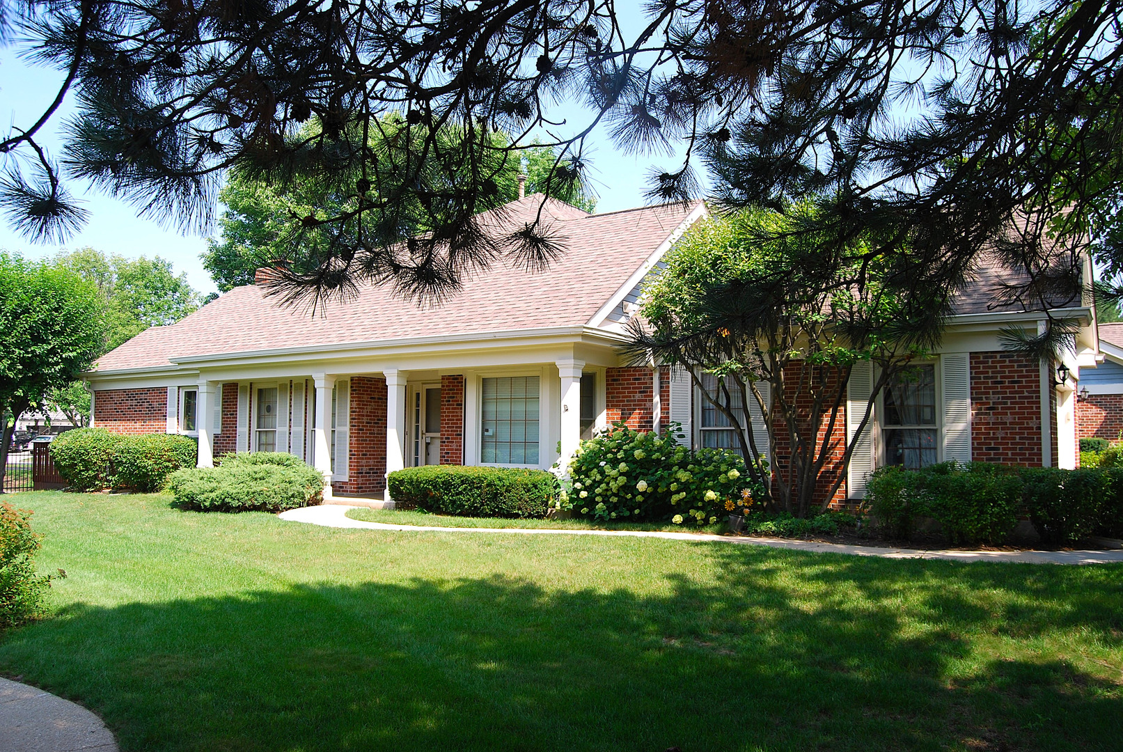 2110 N CHARTER POINT Drive, Arlington Heights, IL 60004