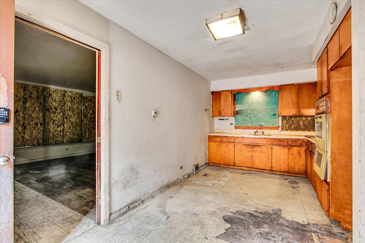 10049 S Indiana Avenue, Chicago, IL 60628