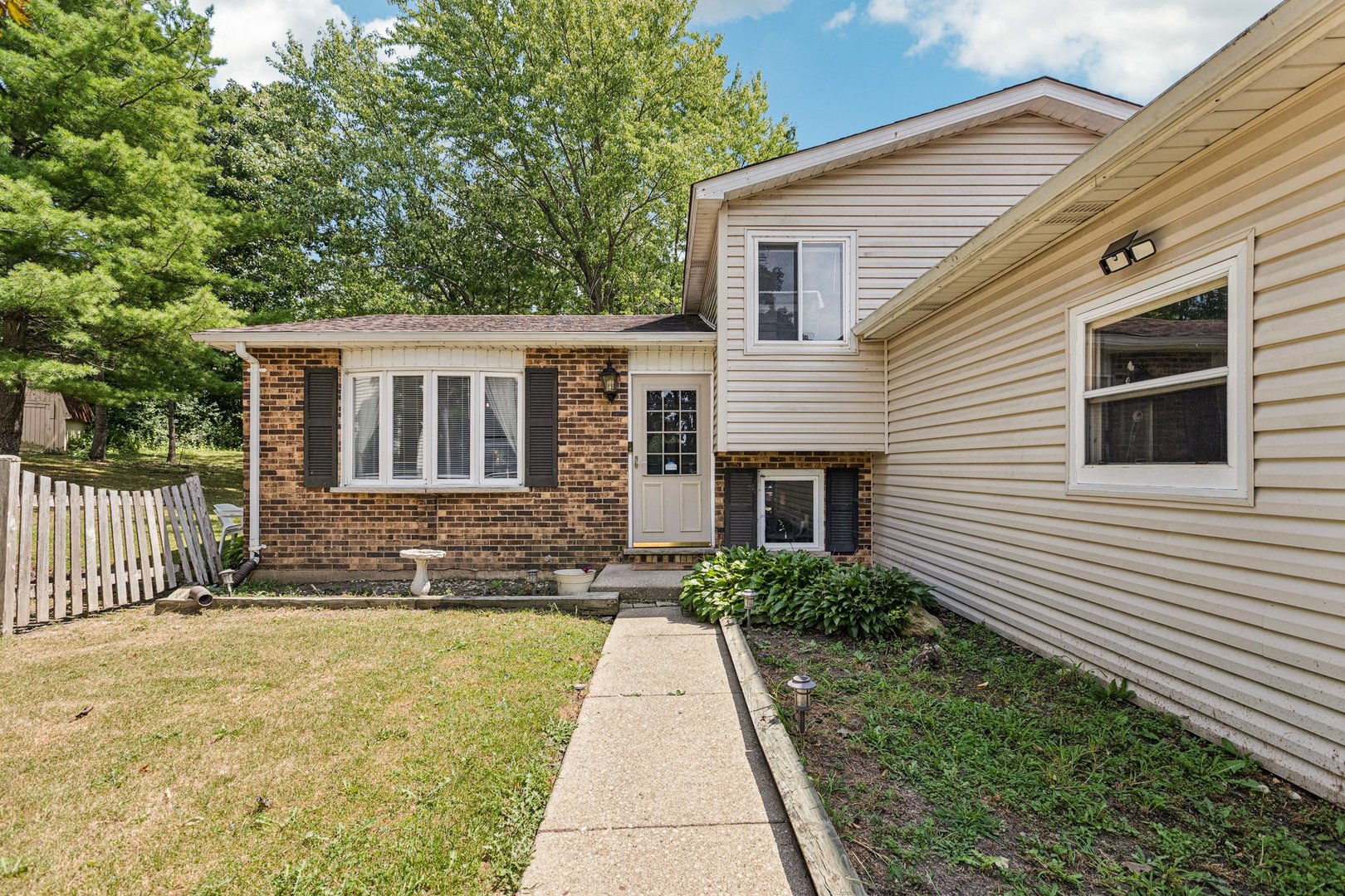 710 Greenbriar Lane, Lindenhurst, IL 60046