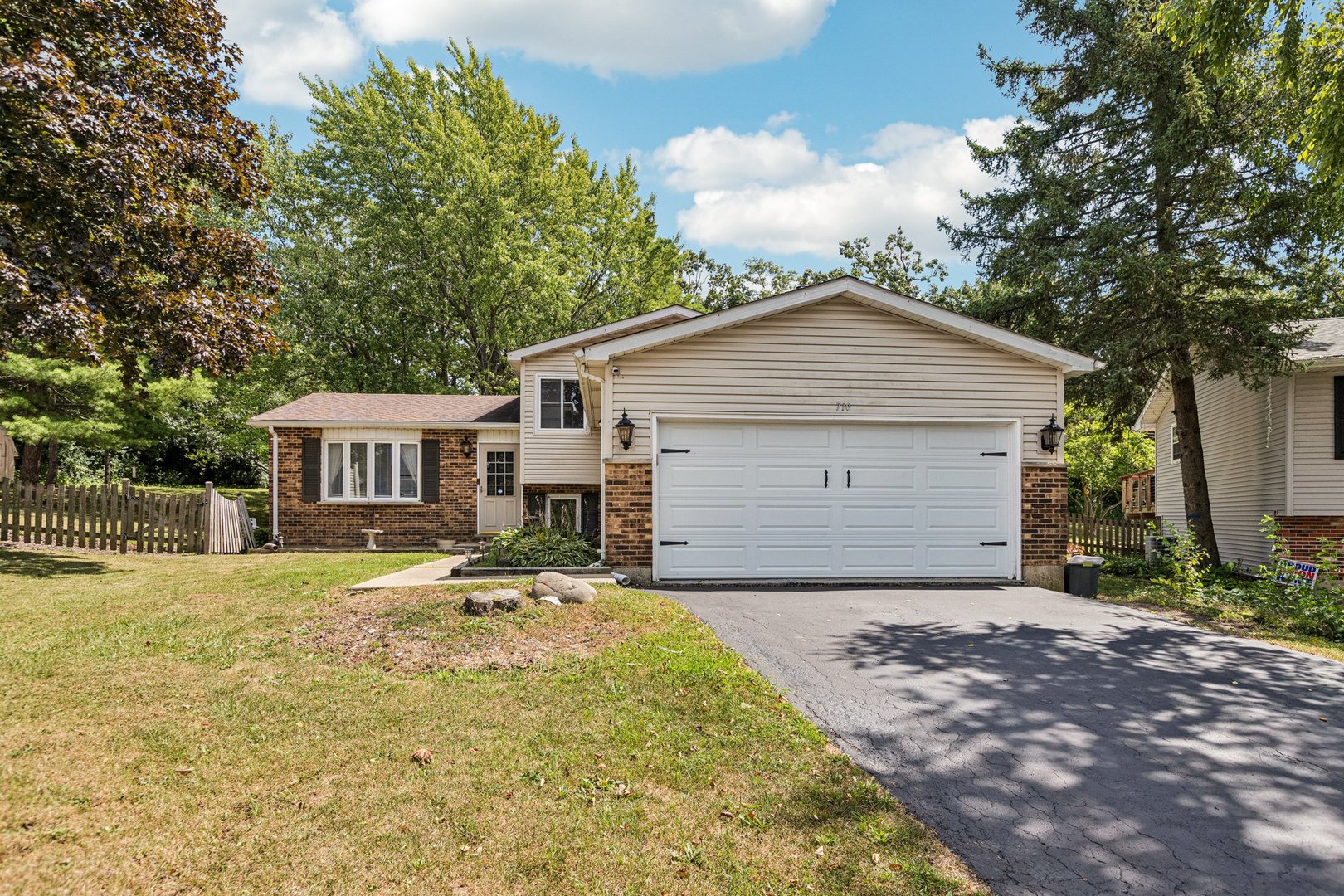 710 Greenbriar Lane, Lindenhurst, IL 60046