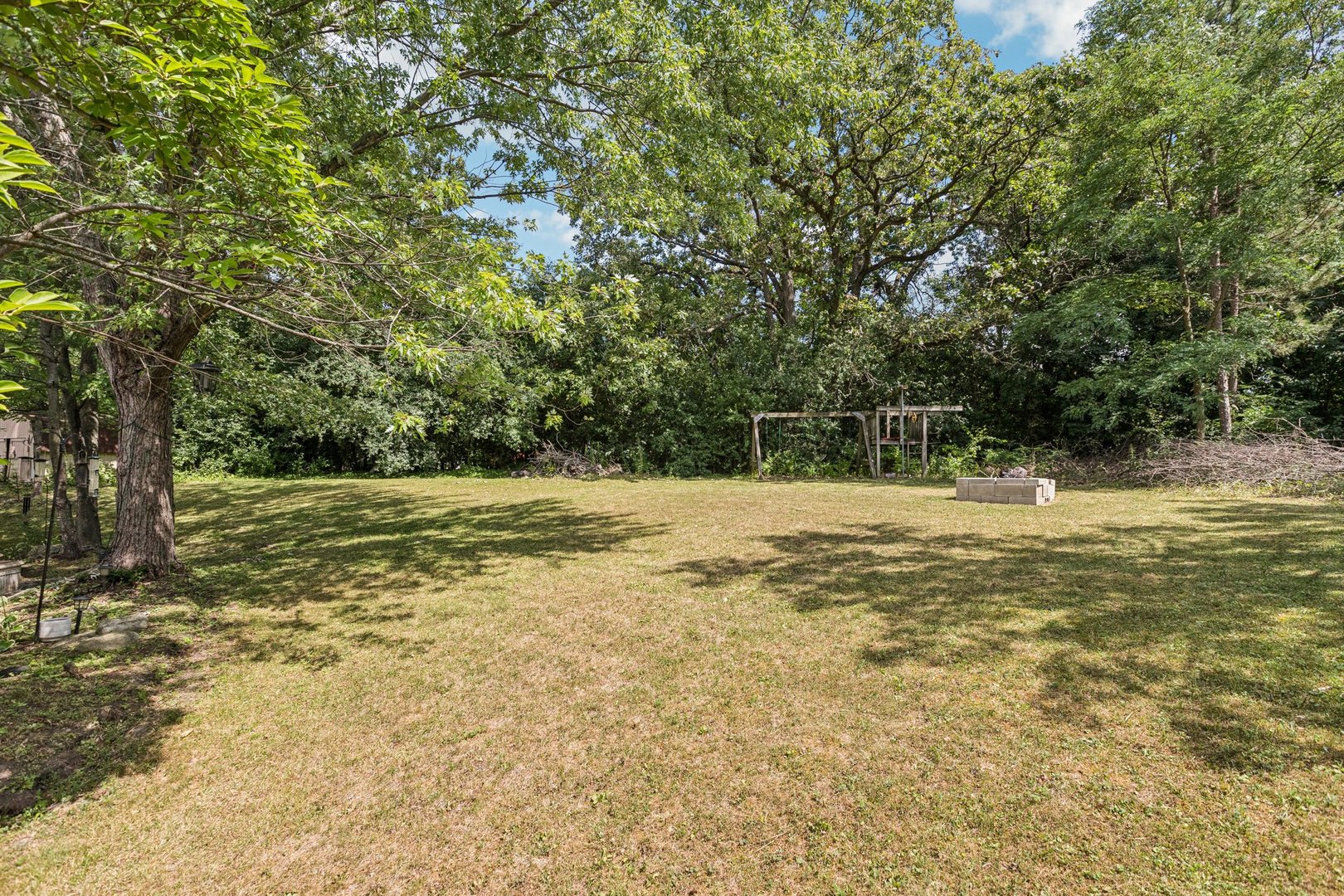 710 Greenbriar Lane, Lindenhurst, IL 60046