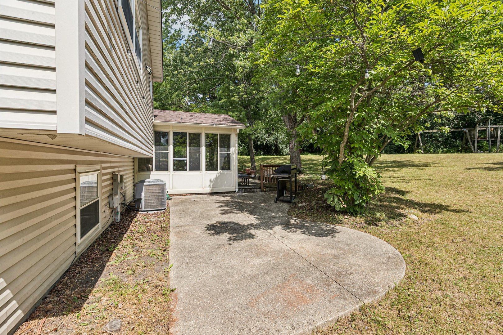 710 Greenbriar Lane, Lindenhurst, IL 60046