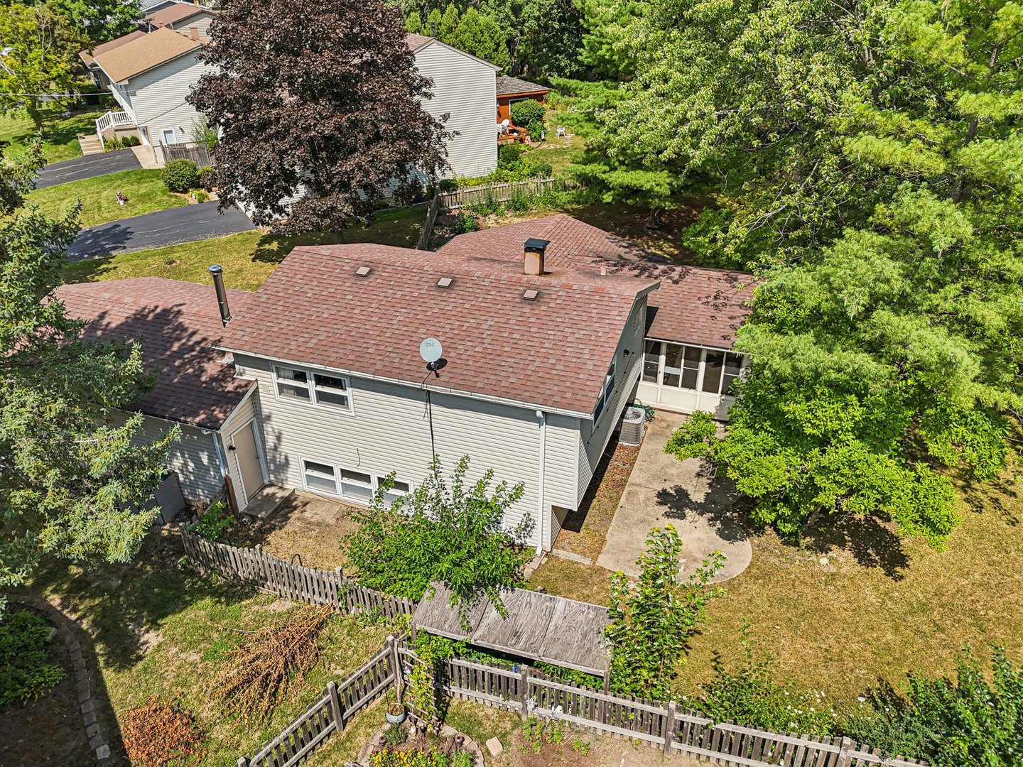 710 Greenbriar Lane, Lindenhurst, IL 60046