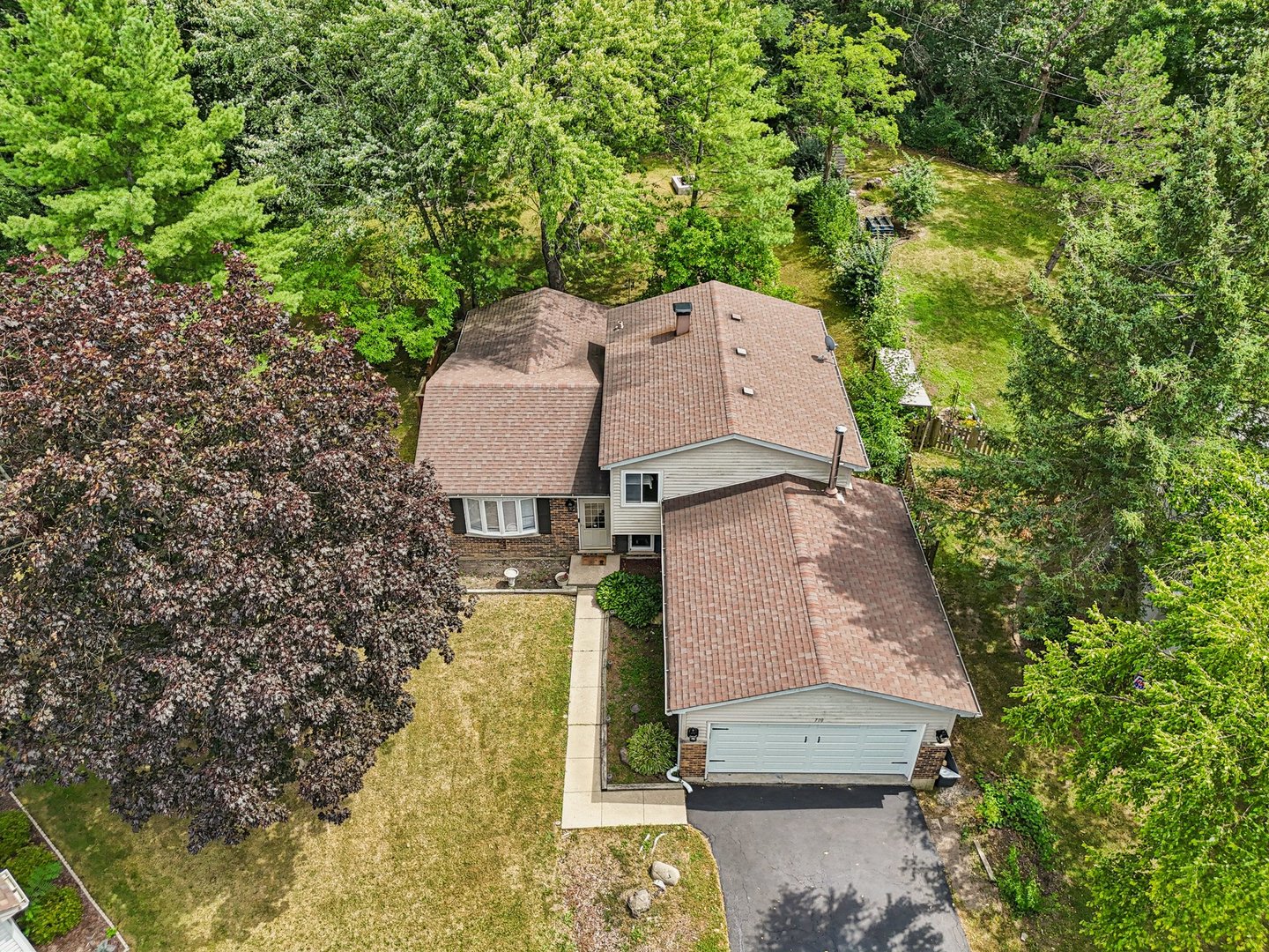 710 Greenbriar Lane, Lindenhurst, IL 60046
