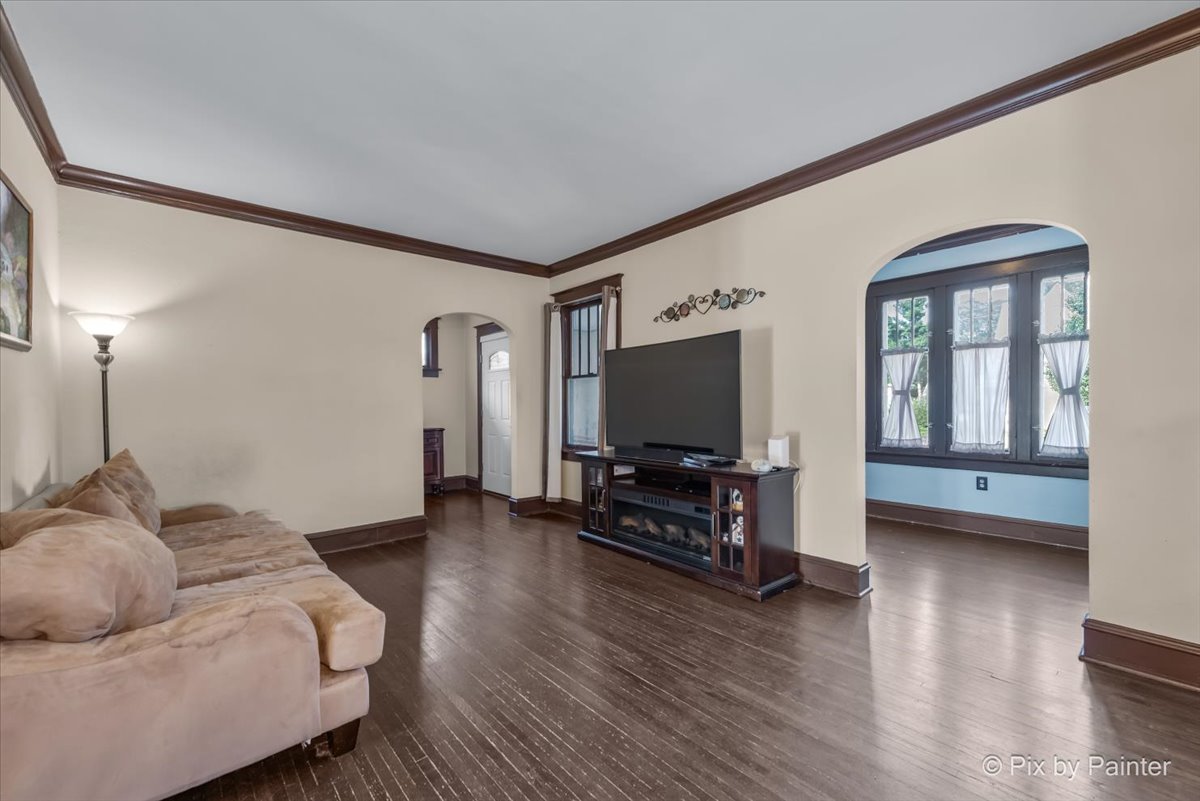 44 N Du bois Avenue, Elgin, IL 60123