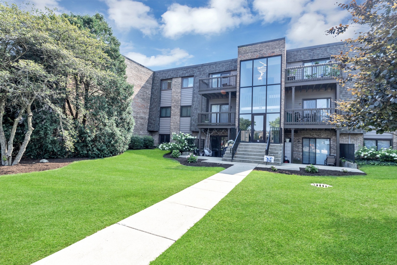 1444 Stonebridge Circle #H-10, Wheaton, IL 60189