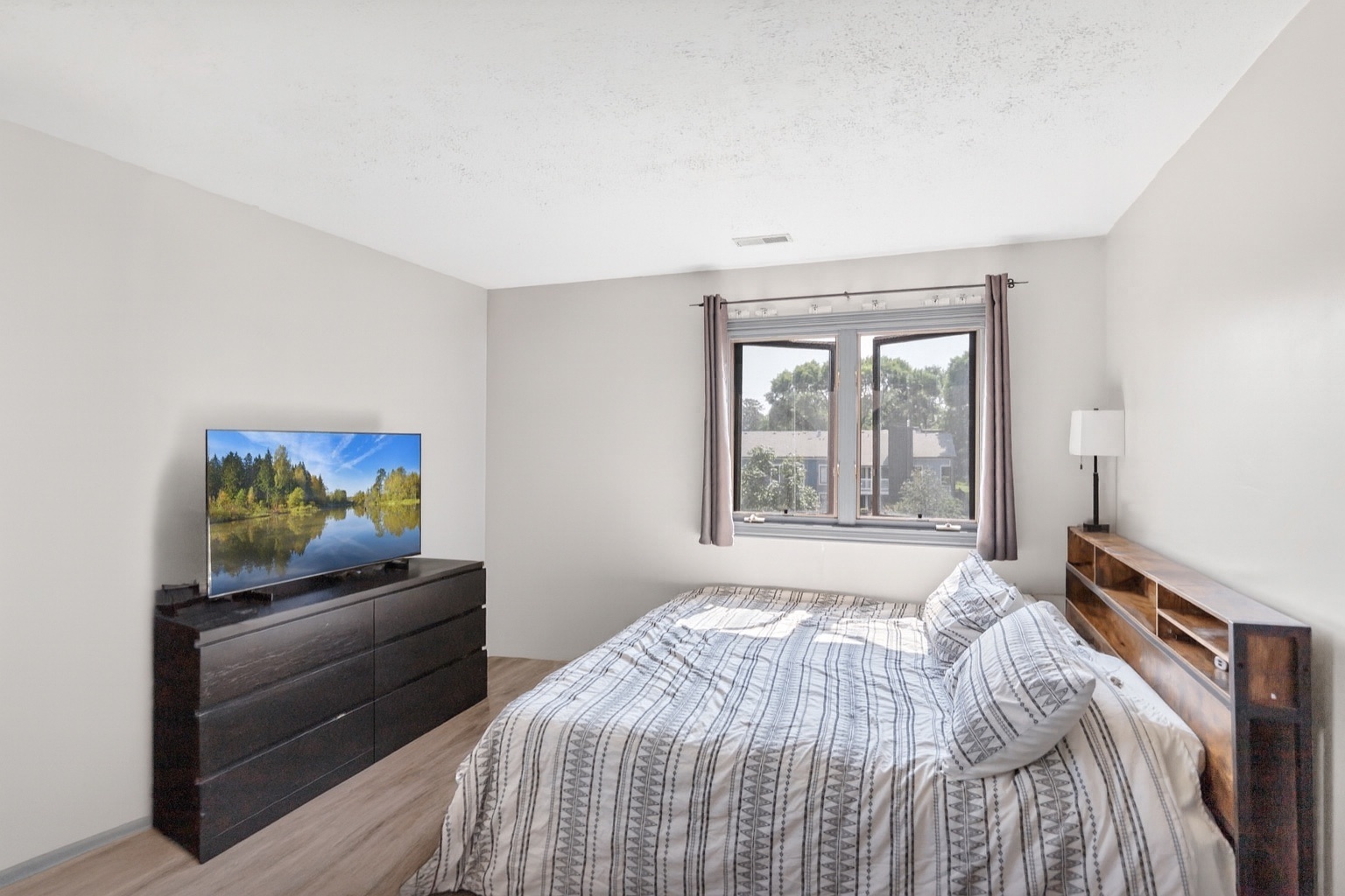 1444 Stonebridge Circle #H-10, Wheaton, IL 60189