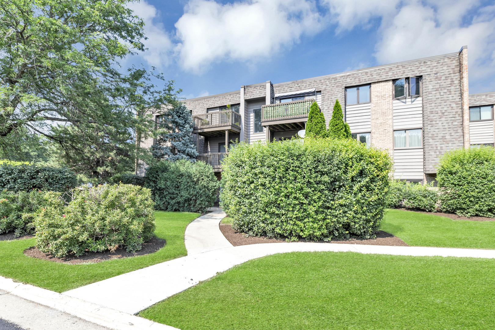 1444 Stonebridge Circle #H-10, Wheaton, IL 60189