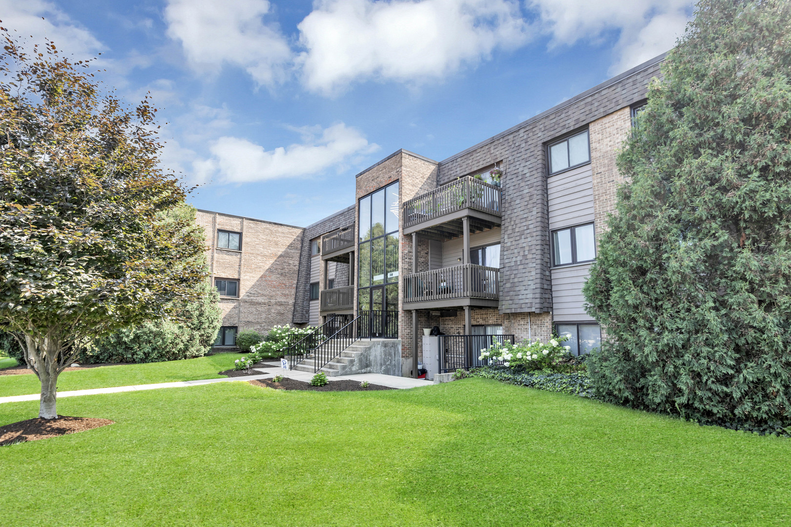 1444 Stonebridge Circle #H-10, Wheaton, IL 60189