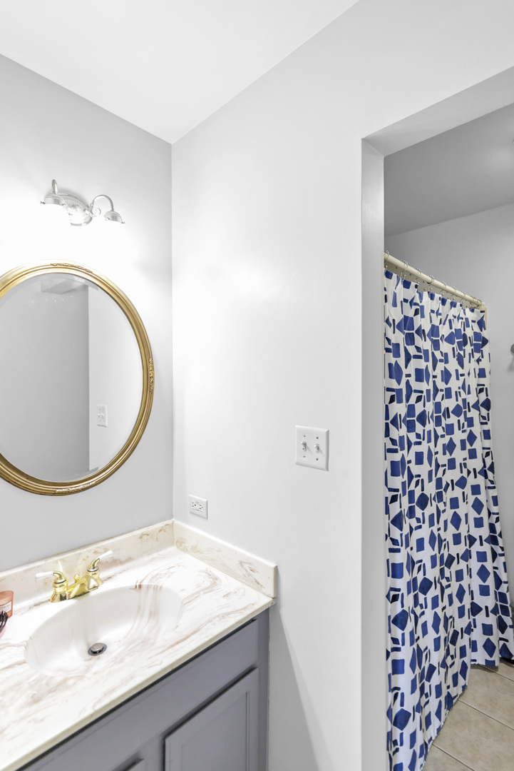1444 Stonebridge Circle #H-10, Wheaton, IL 60189