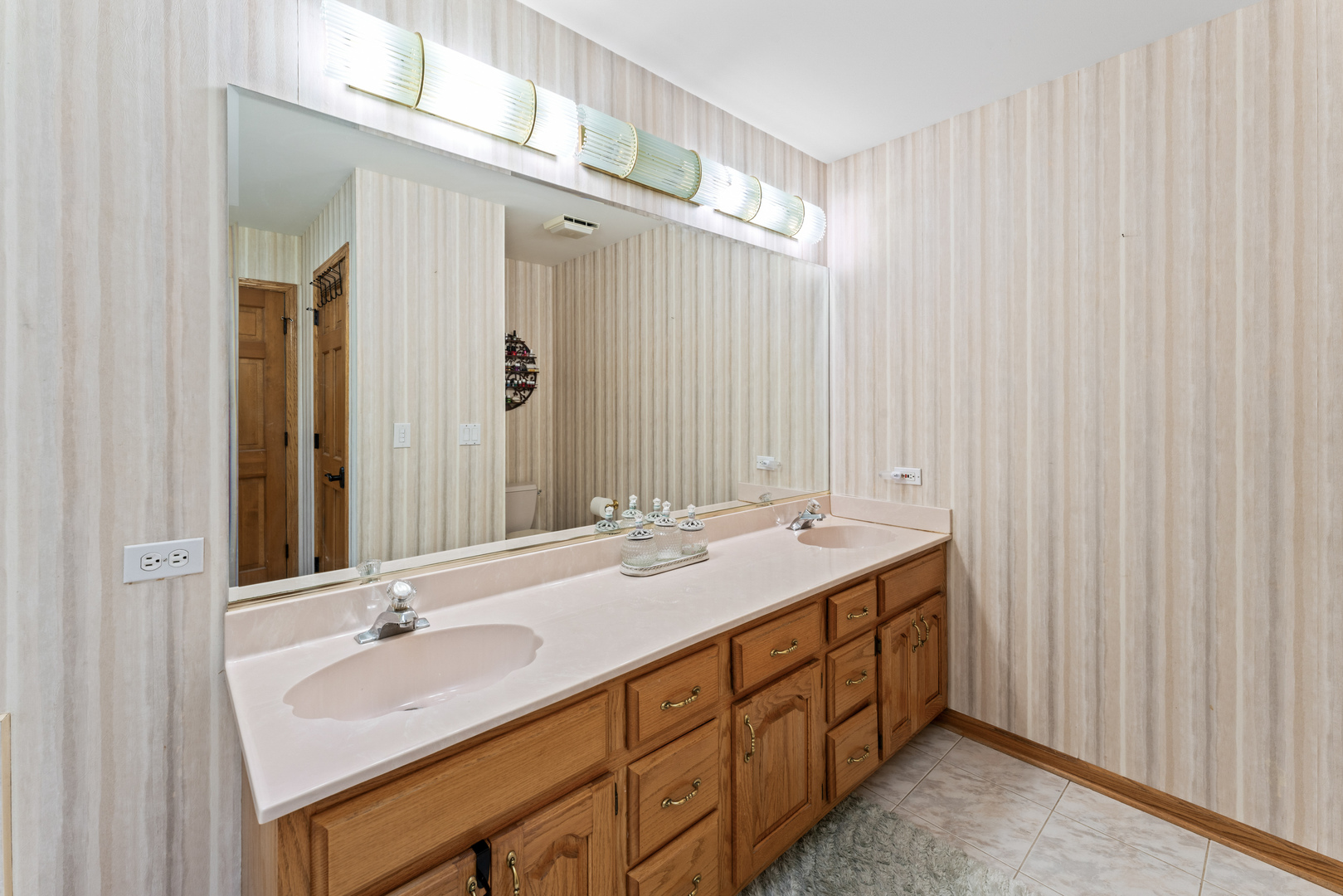 1063 Parkview Circle, Carol Stream, IL 60188