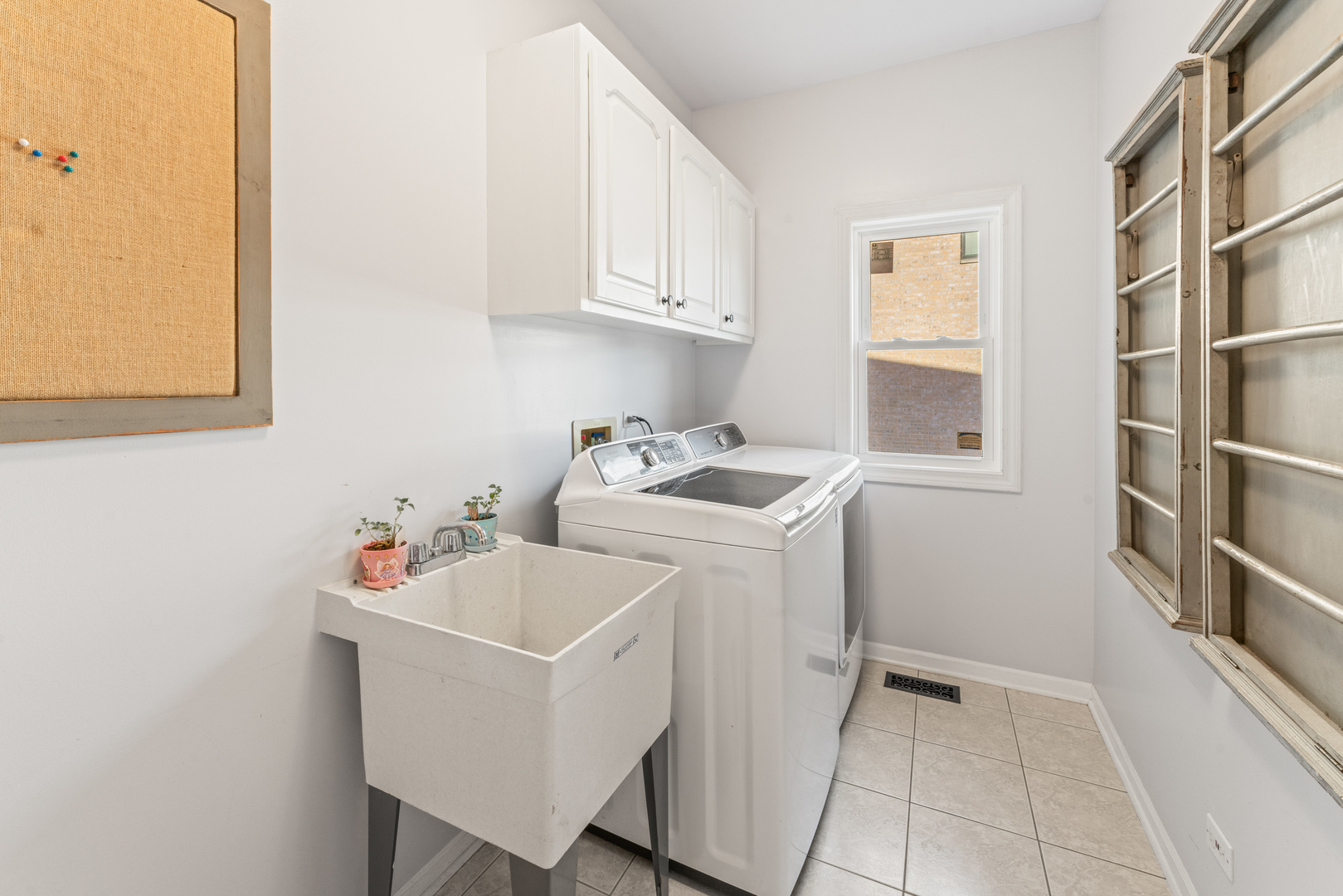 1063 Parkview Circle, Carol Stream, IL 60188
