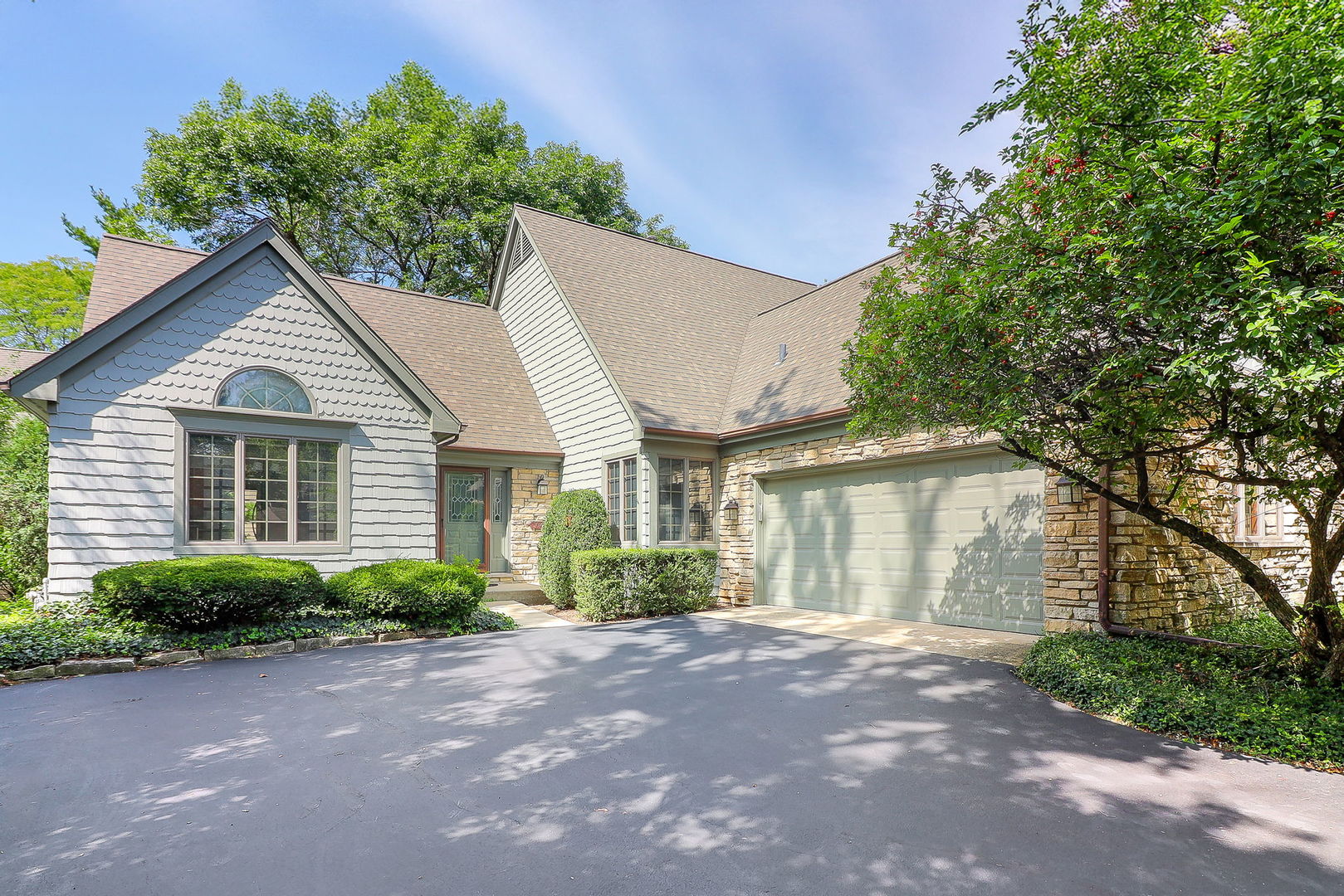 1048 WOODBINE Lane #1048, Darien, IL 60561